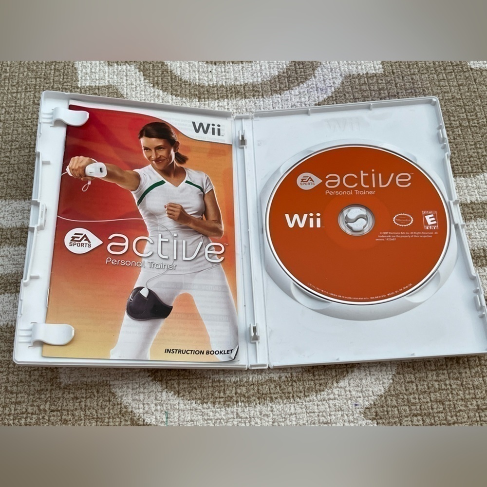 EA Sports Active Personal Trainer Wii game - Picture 2 of 3